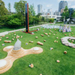 建築家が地球をテーマに遊具をデザイン　 都心の広場が期間限定の遊び場に