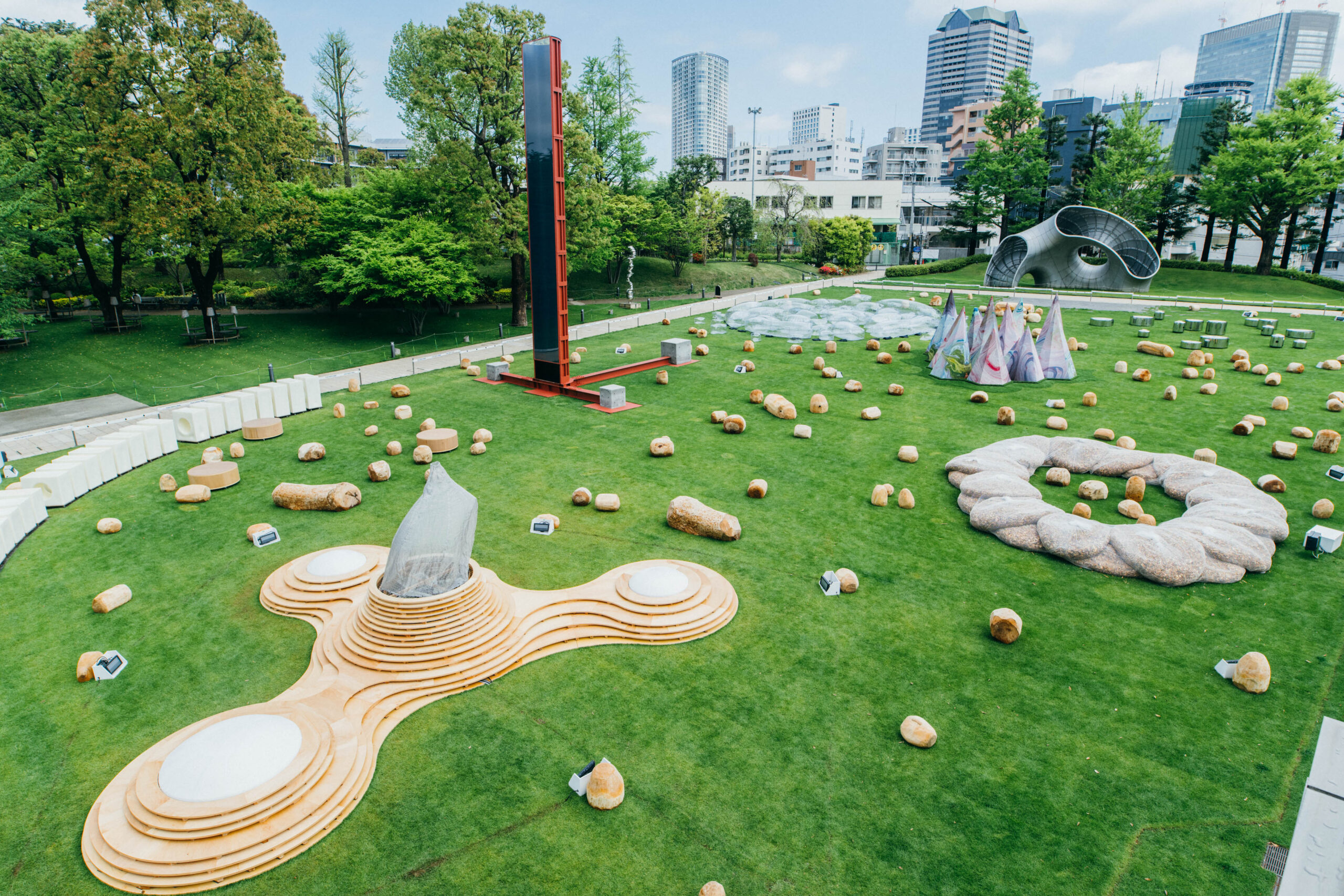 建築家が地球をテーマに遊具をデザイン　 都心の広場が期間限定の遊び場に